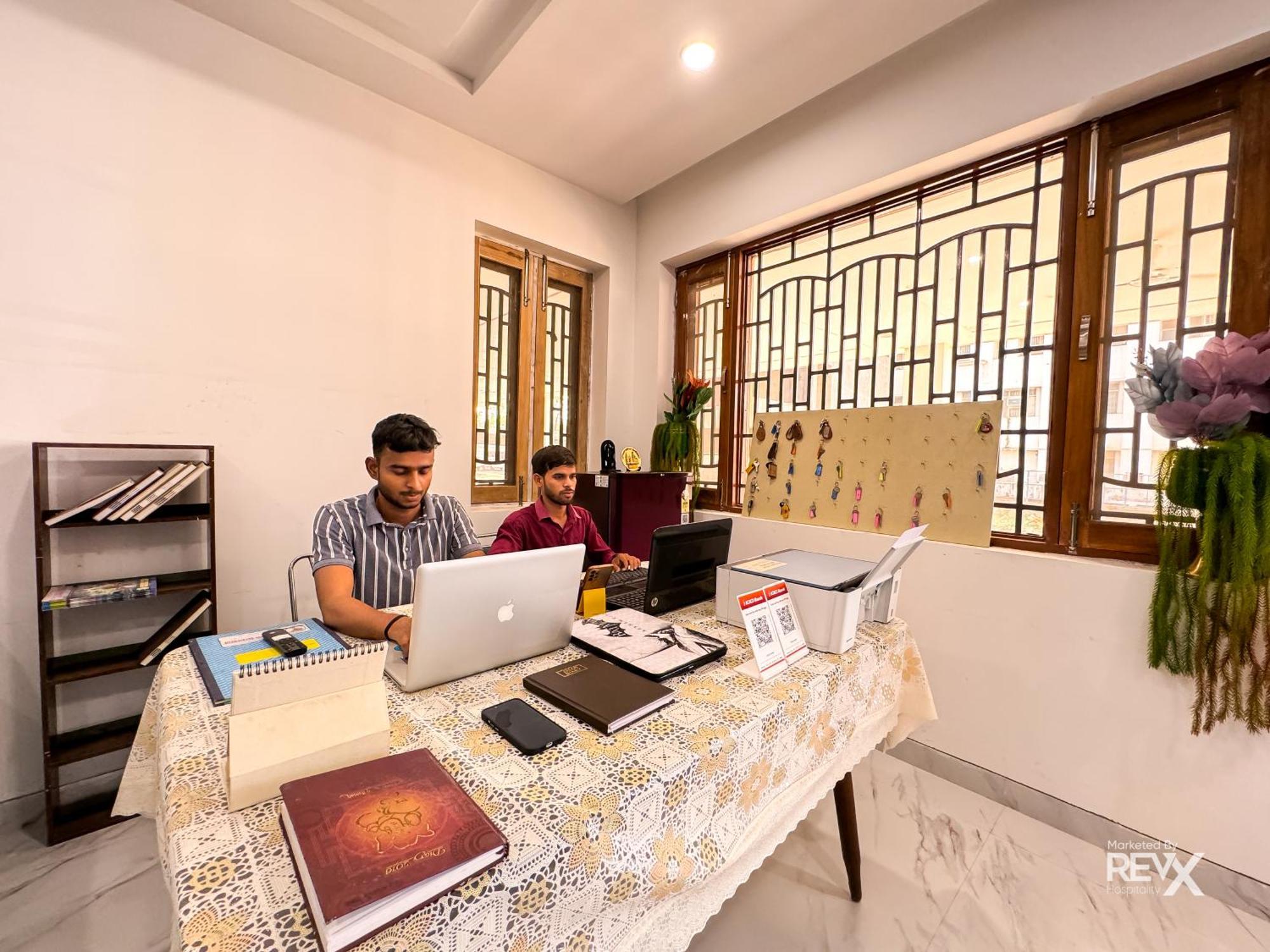 Guru Sadan A Luxe Stay Ayodhya Extérieur photo